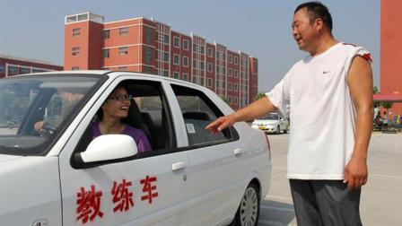 学驾照的人那么多, 那驾校教练一个月工资到底有多少?