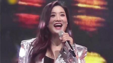 2018湖南卫视元宵喜乐会 歌曲《路灯下的小姑娘》凤凰传奇