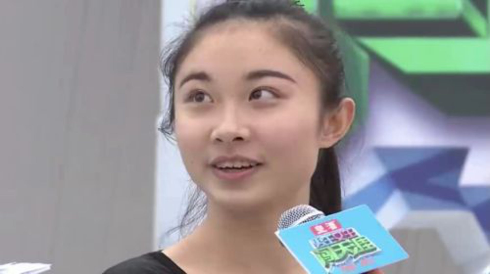 男生女生向前冲 美女现场秀舞蹈 闯关不慎落水
