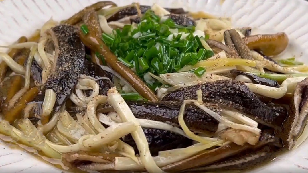 人气美食 白烧响油鳝丝 制作要放三种油