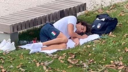 奥运村条件这么差？！意大利金牌得主在公园睡觉