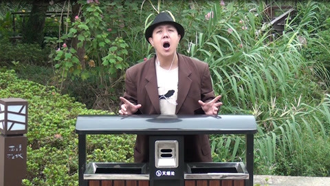 唱罢吹灯 大叔垃圾桶演绎神曲《2017老司机》火了
