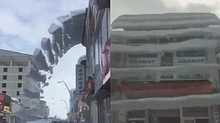大量积雪从屋顶有节奏落下 画面如同在切菜