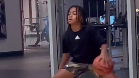 NBA热辣资讯 罗斯亲自带儿子训练！球迷：希望小玫瑰能在篮球这条路越走越远！