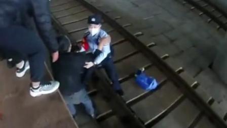 @所有人 旅客掉下高铁站台血流不止，民警飞身跳下托起