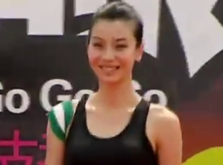 快乐美美向前冲 美女选手带伤坚持冲关