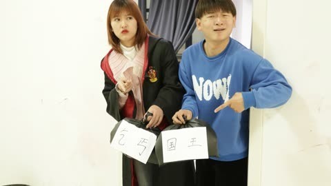 美女家务事 教室门口出现神秘垃圾袋，分别是国王和乞丐，里面到底藏着什么？