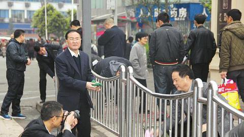 耳目一新 县委书记扫街摄影师蹲点拍摄
