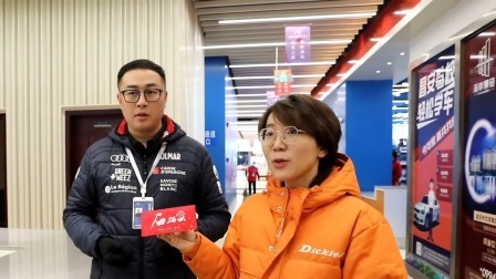 在天山天池脚下“冻”感十足滑粉雪