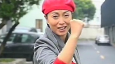 鸡蛋碰石头 如花挑战 现场扮丑