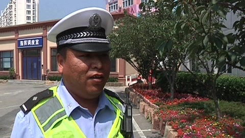 城市直通车 为伤者撑伞 交警获市民点赞