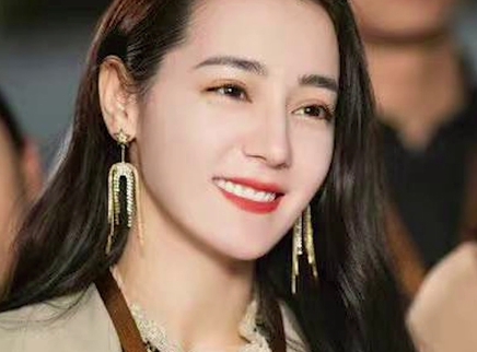 迪丽热巴晒自拍为乔晶晶庆生