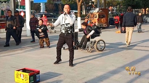 唱罢吹灯 残疾小伙达州街头伤感演唱《下定决心忘记你》路人感动舍不得走