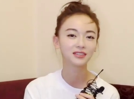 我们的街拍时刻 吴谨言还原魏璎珞表情包