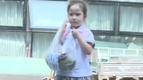 老爸老妈看我的 小宝独自到超市完成任务