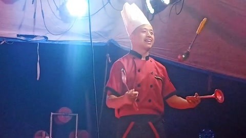 唱罢吹灯 这厨师居然会杂技，太牛了看完赞叹不已，绝对的高手