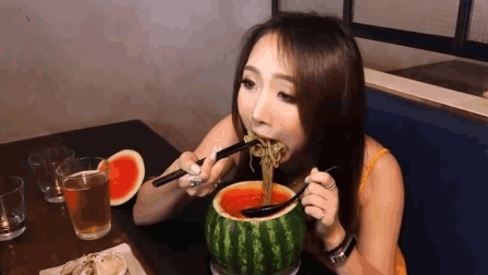 黑暗料理成真！抹茶西瓜冷面