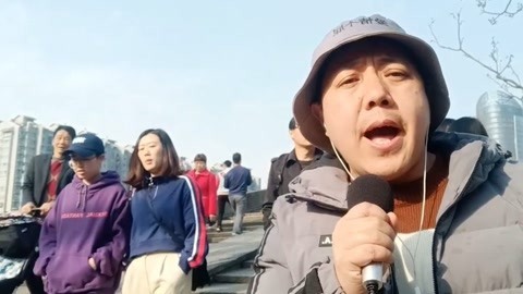 唱罢吹灯 大叔拱宸桥上唱情歌，太动情太伤感路人泪奔