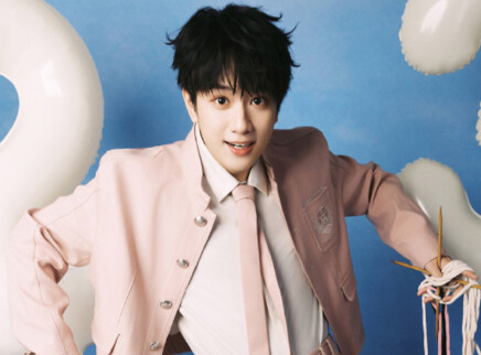 敖子逸分享23岁生日写真