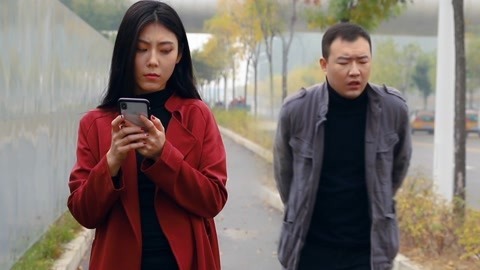 学校里的疯子 突闻身后老人摔倒