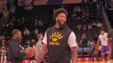 NBA热辣资讯 浓眉哥赛前进行热身投篮！球迷：看来距离复出不远了！
