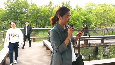 唱罢吹灯 这漂亮妹子唱歌有点牛，旁边观众热烈鼓掌听醉了