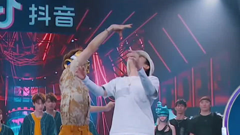 蒙面舞王第2季 吴建豪秀经典太空步 舞侠倔强青铜互比绕口令(二)