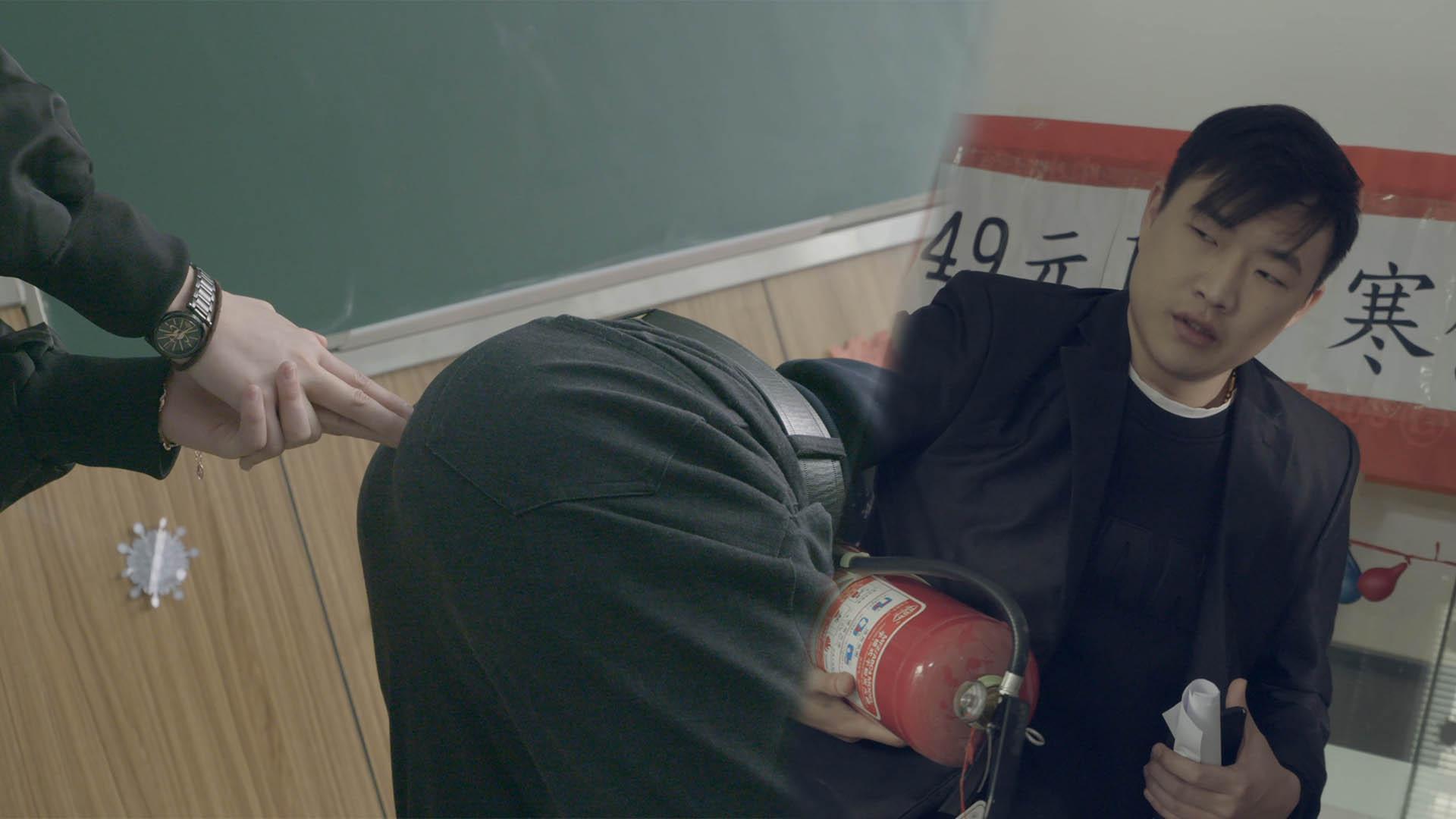 学校里的疯子 学校里的疯子 男被女揩油，要还回去吗