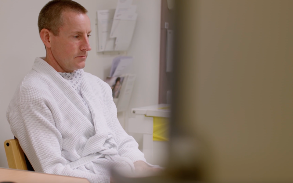 首例机器人做手术