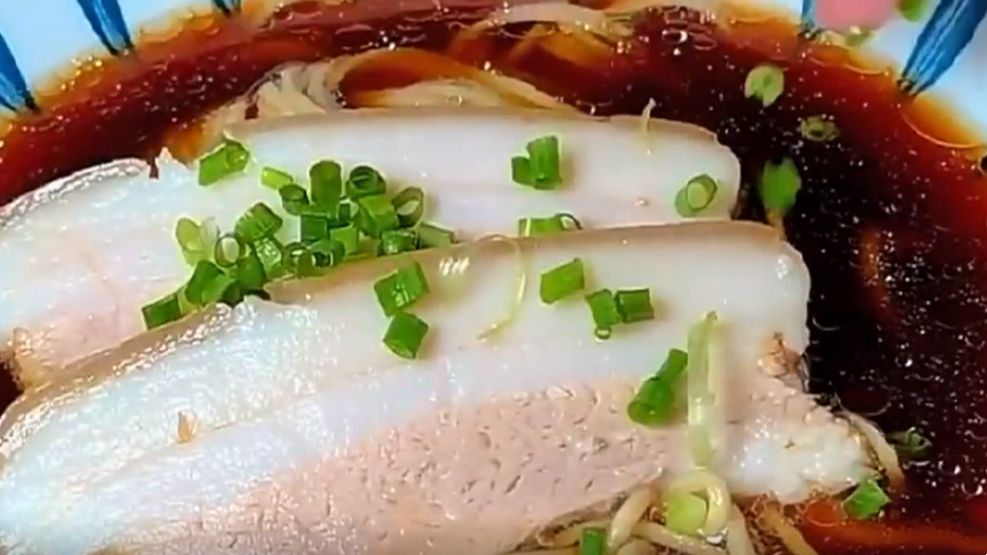 人气美食 自制苏氏红汤面 焖肉切片靠冷藏