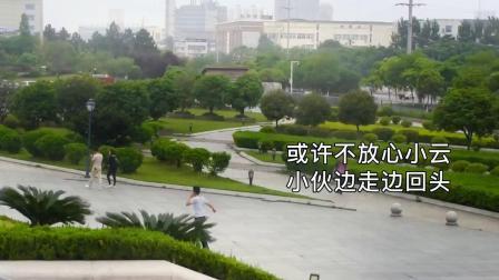 轮椅女孩上阶梯遇到困难，小伙公主抱帮助，实在暖心！