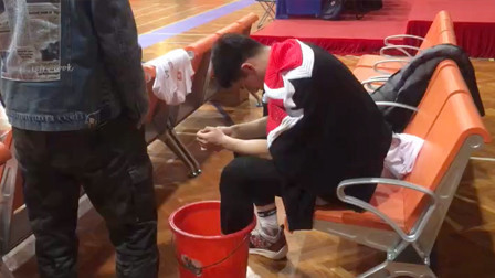 中国民航大学球员原宇超受伤离场