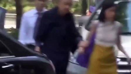 嘻嘻娱乐 2017 11月 李小璐的包全球限量三个 甘比的包232万 可都被她的打脸了 171130