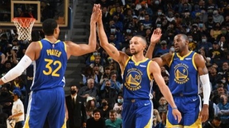 NBA热辣资讯 NBA官方战力榜：勇士＆公牛＆篮网位居前三 湖人升至第13