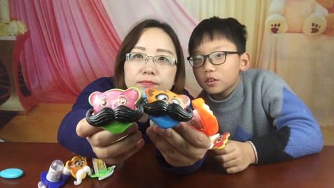 梁小轩和轩妈试吃各种美食 试吃“不能吃的酷嘴糖”