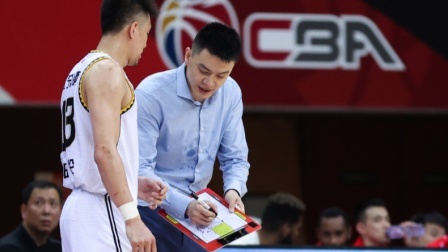 全运会京辽大战中，辽篮主帅杨鸣因不满裁判被吹罚技术犯规