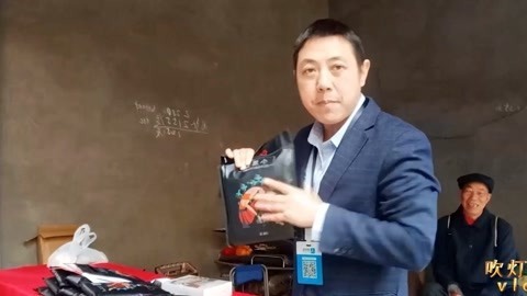唱罢吹灯 四川大叔放弃一线城市高薪，回家乡创业打拼，下雨也要摆摊卖货