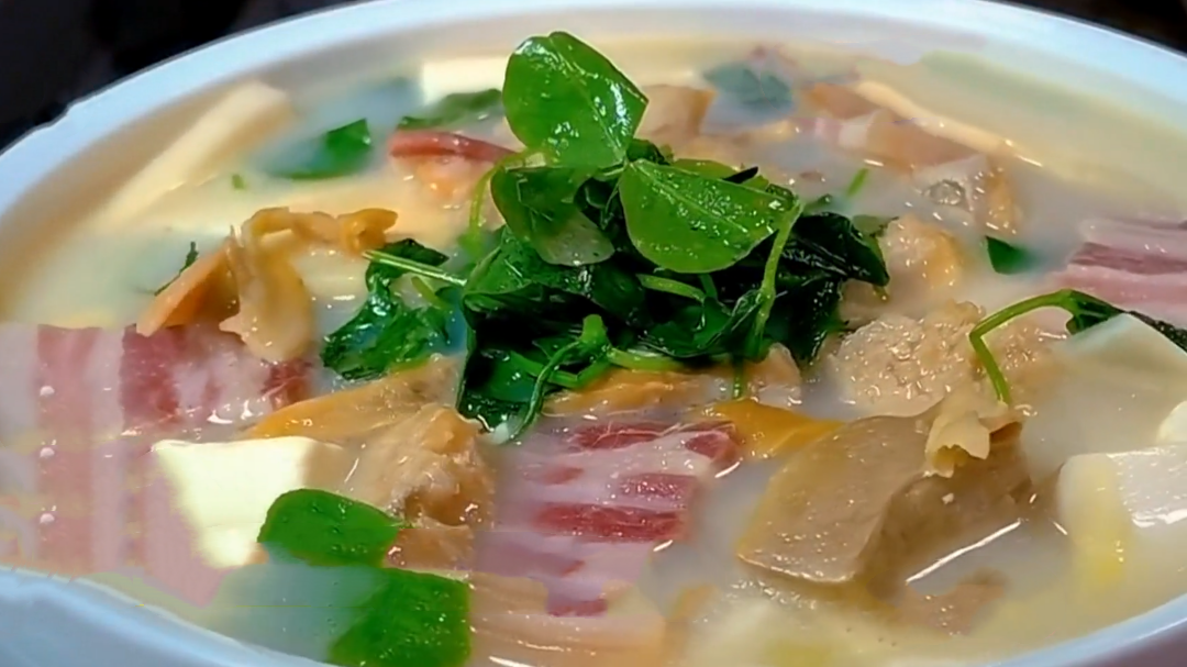 人气美食 春季时令农家菜 河蚌咸肉炖豆腐