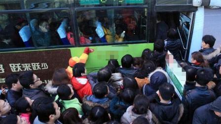 公交车每天超载那么多人, 为什么交警从不罚款?