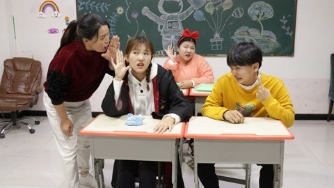 美女家务事 假如全班同学都耳鸣，老师布置太多粘土作业，学生的反应太逗了