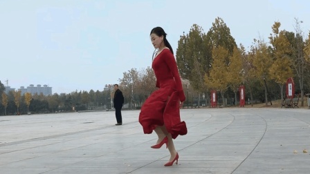 老妹儿一人在广场跳高跟鞋鬼步舞真牛《买了佛冷DJ版》