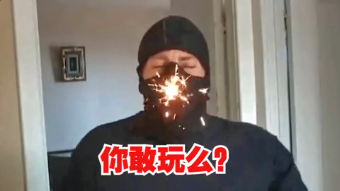 国外小伙作死玩鞭炮