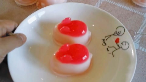梁小轩和轩妈试吃各种美食 试吃“小兔子慕斯布丁”