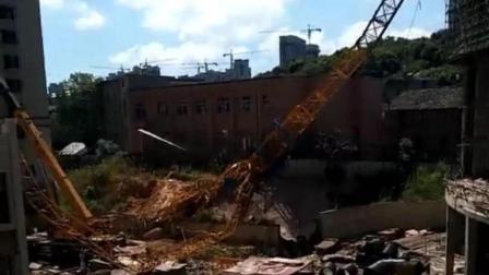青蜂侠 江西余干一在建工地塔吊折断倒塌一男子身亡