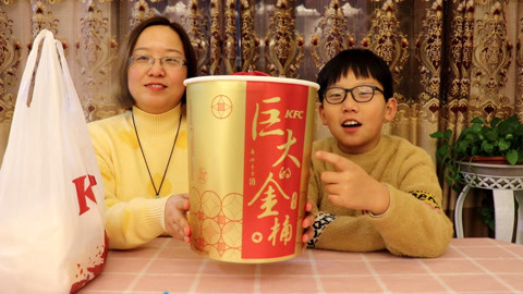 梁小轩和轩妈试吃各种美食 肯德基新春金桶