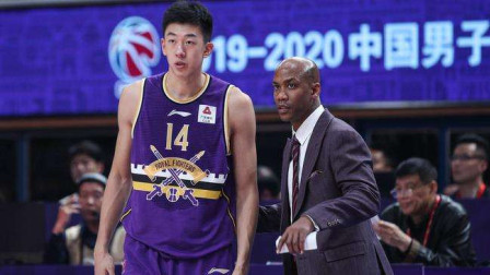 【前方直击】马布里对王少杰一对一指导，助教翻译全部上阵