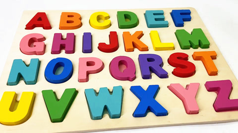 英文字母积木搭起色彩桥梁，开启宝宝颜色认知新篇章