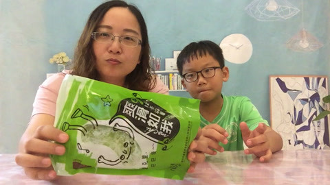 梁小轩和轩妈试吃各种美食 试吃“抹茶味麻薯”