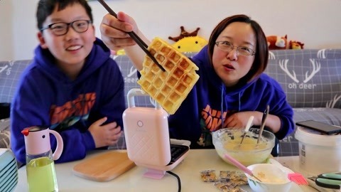 梁小轩和轩妈试吃各种美食 无糖酸奶做华夫饼