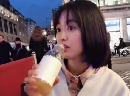LOVELYyue-沈月个站 街头喝果汁的沈月，侧颜杀系列